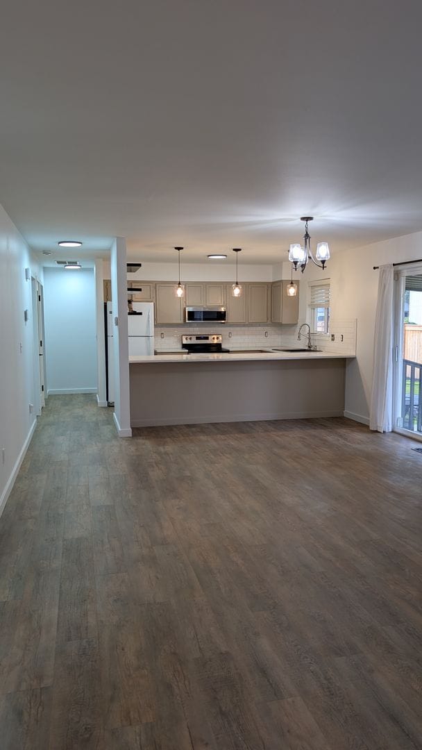Building Photo - 3 Bedroom Charmer