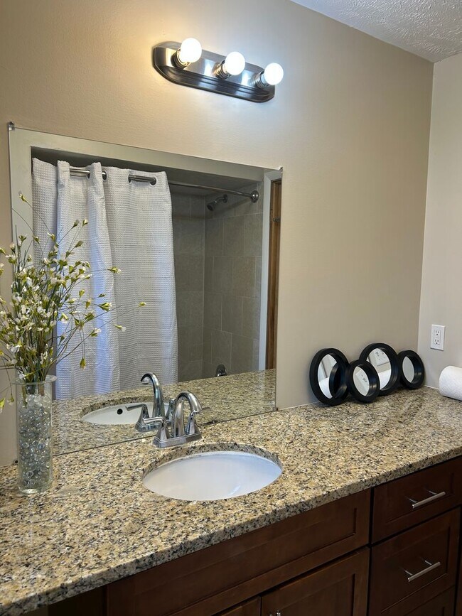 Building Photo - Brick Ranch for Rent in Highland  HTS close to the freeway