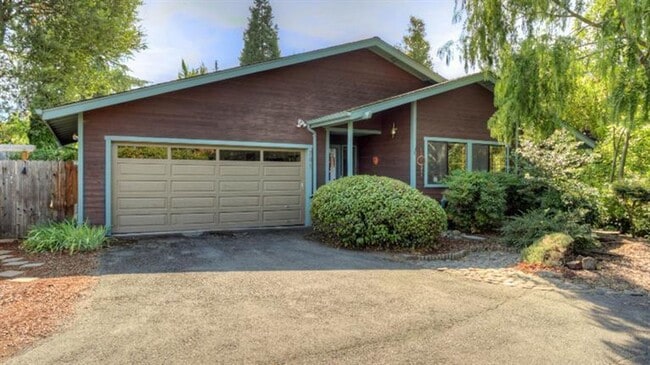 Building Photo - Serene 3 bed/2 bath home in beautiful garden setting | Available June