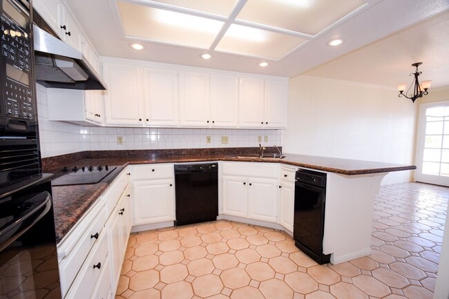 Building Photo - Townhouse with Bay Views!