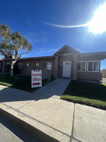 Primary Photo - Desert Oasis Apartments