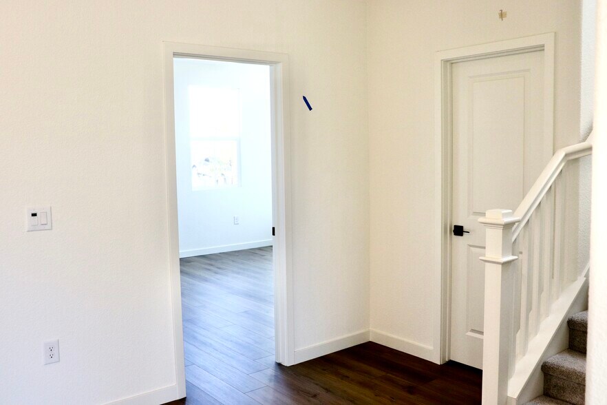 Building Photo - 1536 Minories Dr