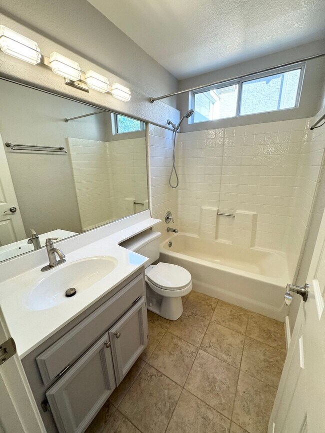 Building Photo - Move-In Ready 3-Bed, 2-Bath Home in Roseville! SEE VIDEO