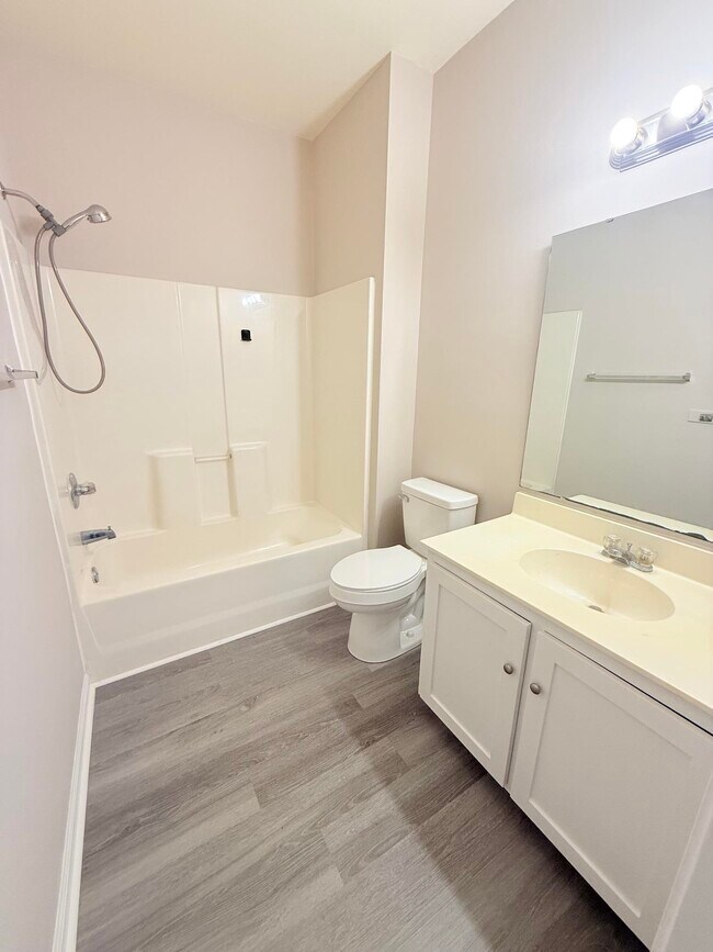 Building Photo - 1306 River Oaks Dr