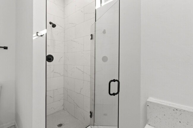 Building Photo - 548 Knapp St