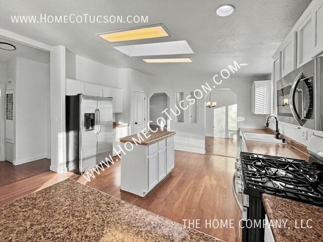 Building Photo - 5840 E Dakota Rd