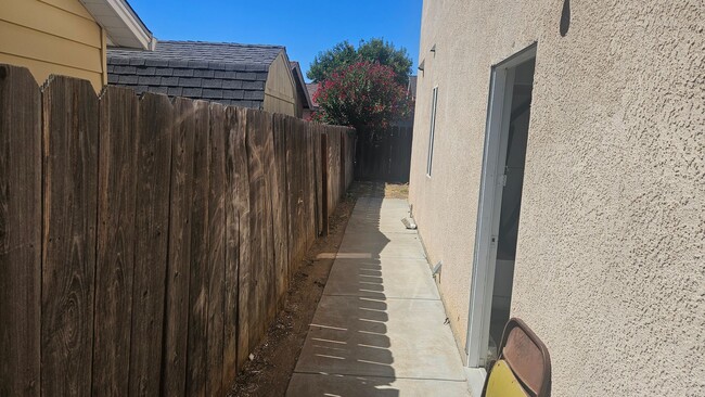 Building Photo - Three Bedroom Two and a half bath house, 2 car garage, central air. Available now.