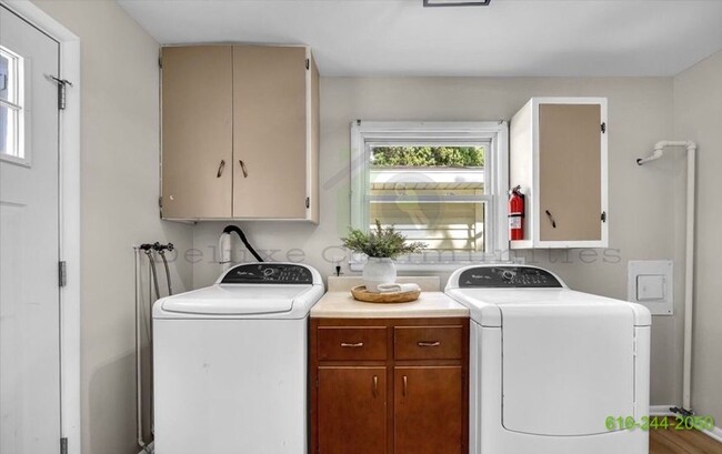 Building Photo - Newly Remodeled 3 Bedroom Kentwood Home! Stainless steel appliances!