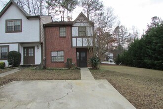 Building Photo - MOVE-IN SPECIAL! End Unit in Main Station with Hardwood Floors and Fireplace