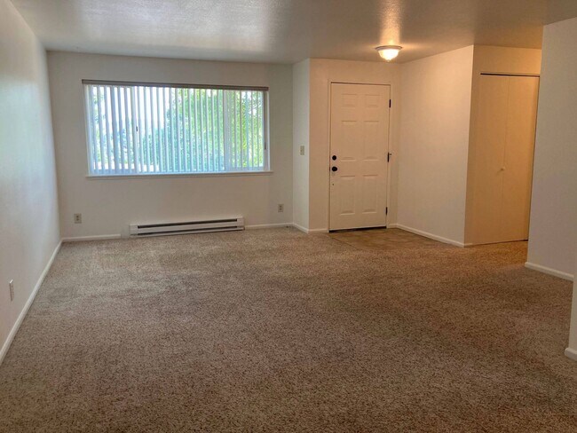 Building Photo - 3 br, 1 bath House - 141 Laguna Ct