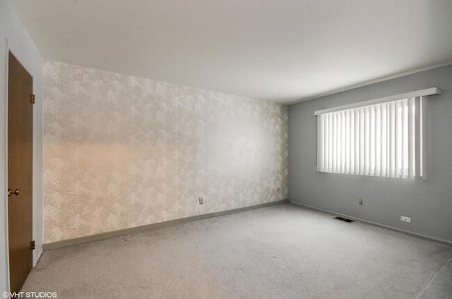 Building Photo - 310 E 60th Ct