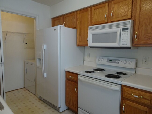 Building Photo - 2 Bedrooms 2 Baths Condo in Bristol Common...