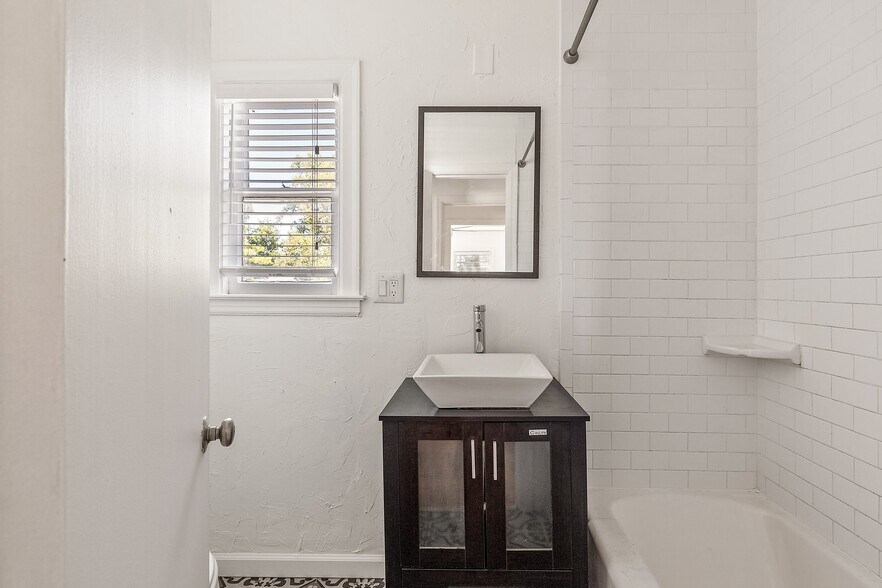 Building Photo - 1520 E 17th St