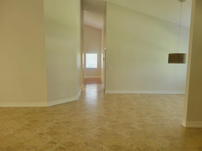 Building Photo - 715 Birdie Ct
