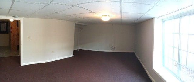 huge basement bedroom - 40 Hobart Ln