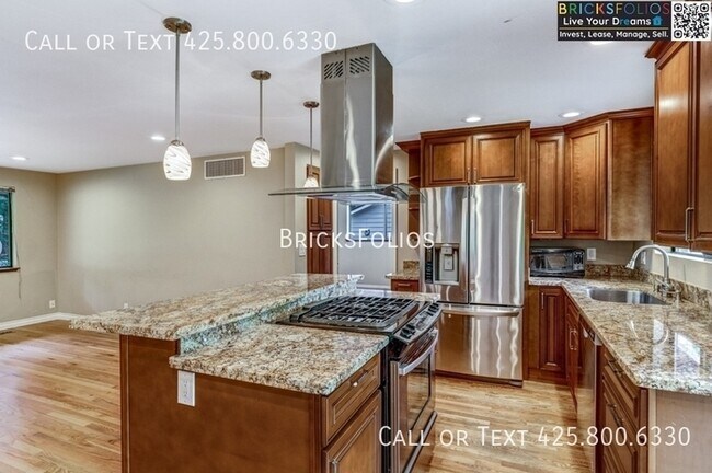 Building Photo - Find Your Perfect Oasis in Redmond! Stunni...