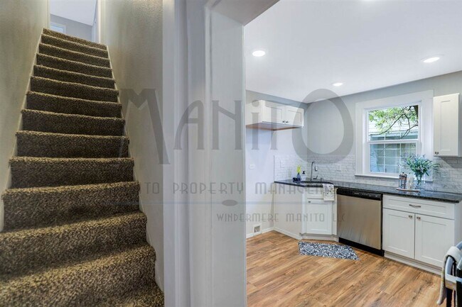 Building Photo - Charming home blocks from Kendall Yards