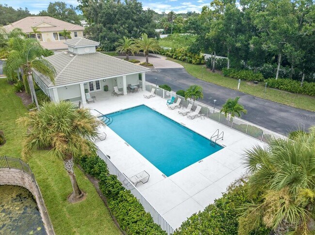 Building Photo - 700 Gardens Edge Dr