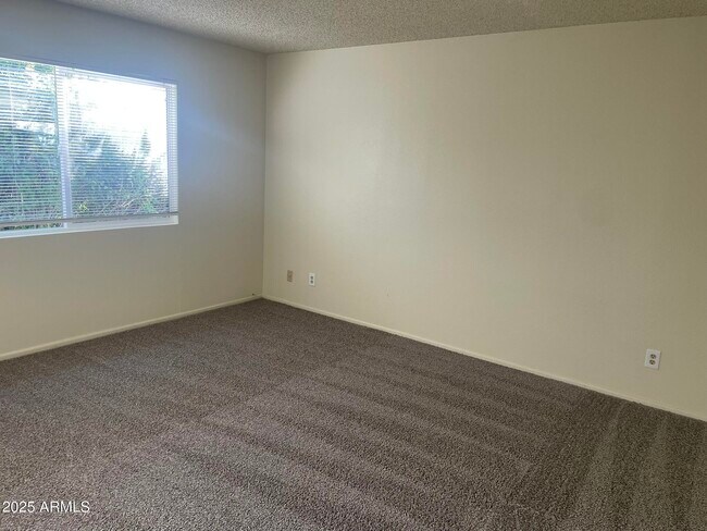 Building Photo - 1715 S Windsor