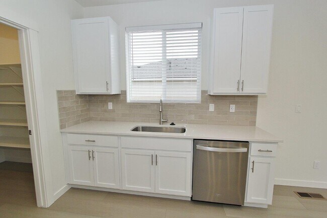 Building Photo - 11138 Overhang St