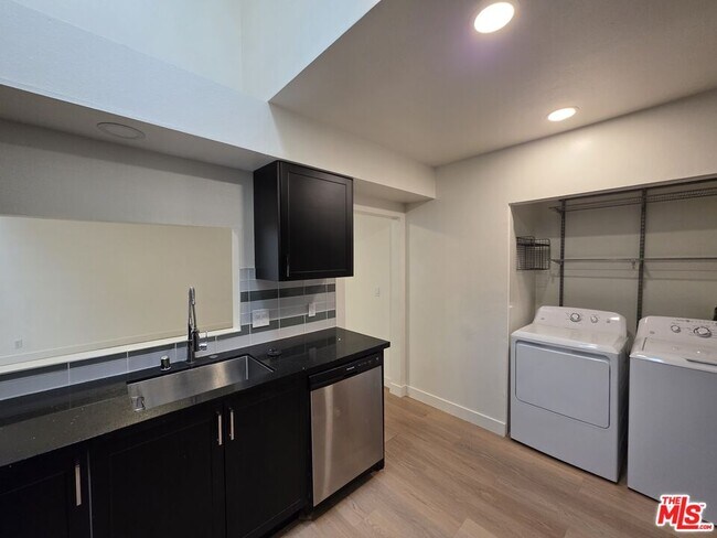 Building Photo - 1421 Greenfield Ave