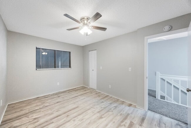Building Photo - Renovated Town Home 2 bedroom 1.5 bath ** ...