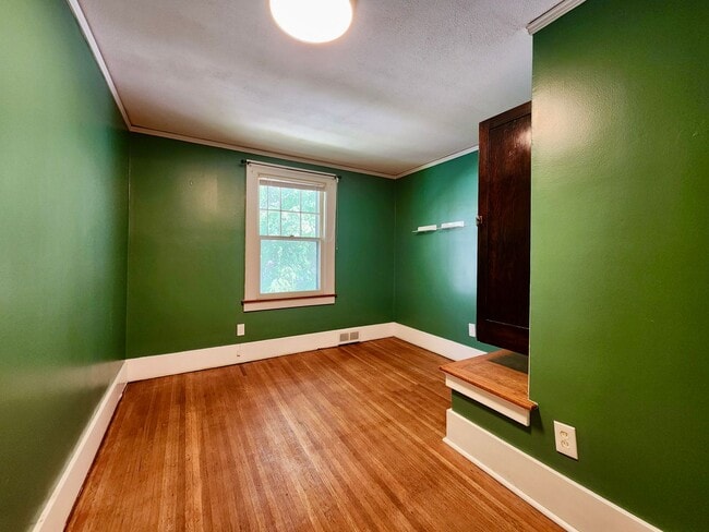 Building Photo - 3 bd 1 ba House | Charlotte | Off street P...
