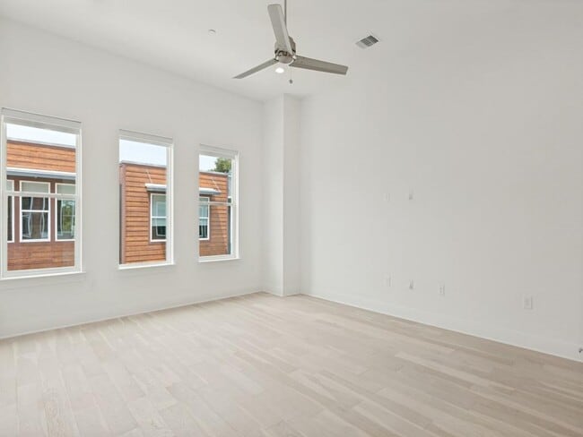 Building Photo - 2505 Bluebonnet Ln