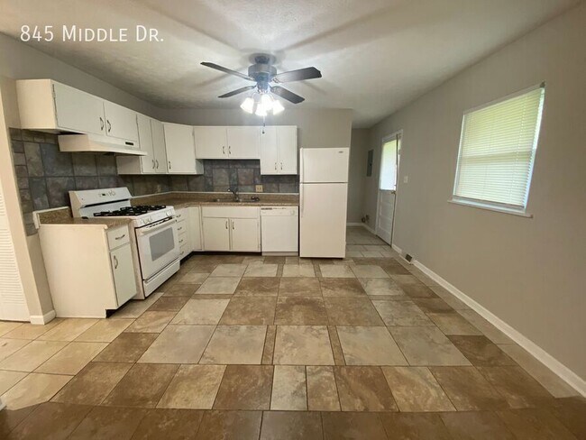 Building Photo - 845 Middle Dr