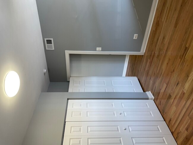 Building Photo - 1411 E 67th Pl