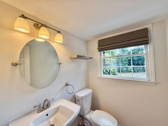 Building Photo - 5017 Sandlewood Dr