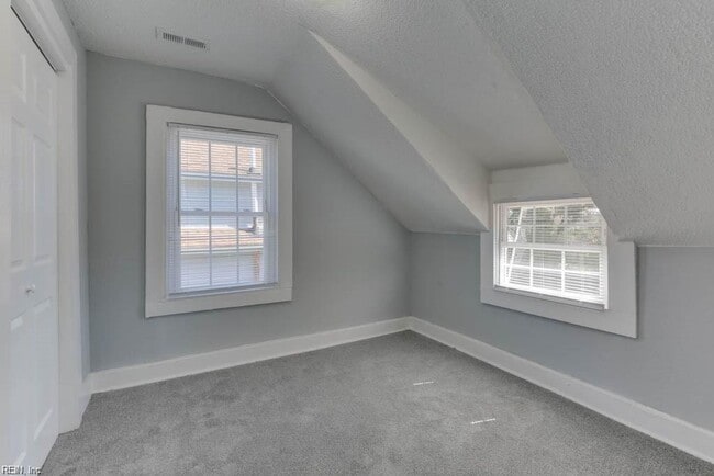 Building Photo - 2bedroom Townhouse Duplex- Huge Yard. May 1 move  in!!!