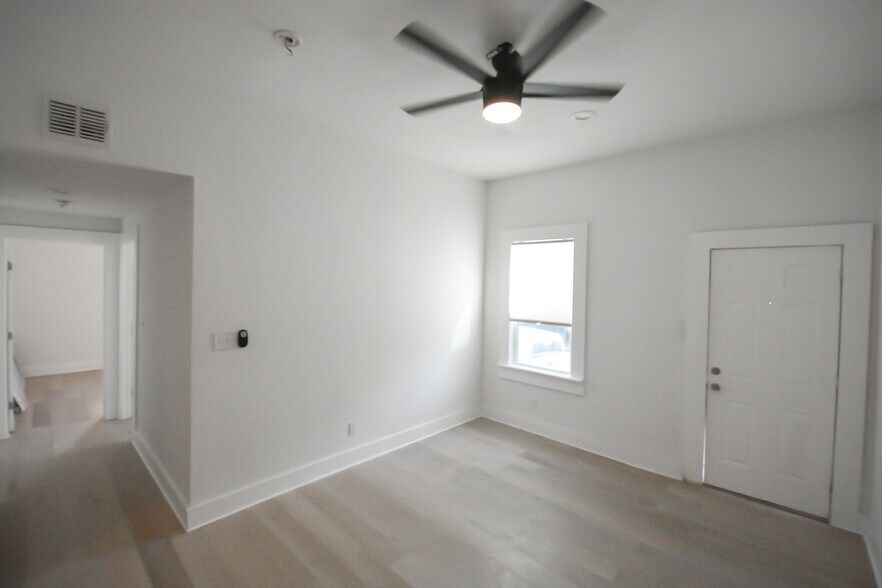 Building Photo - 812 W Russell Pl