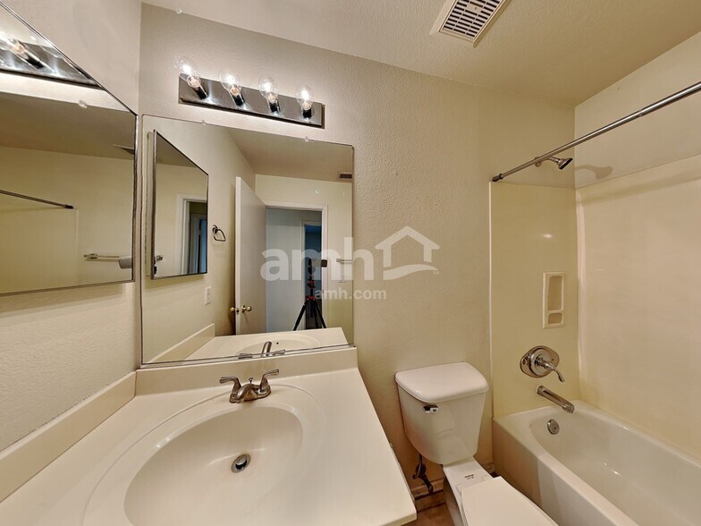 Building Photo - 1130 W Lark Dr