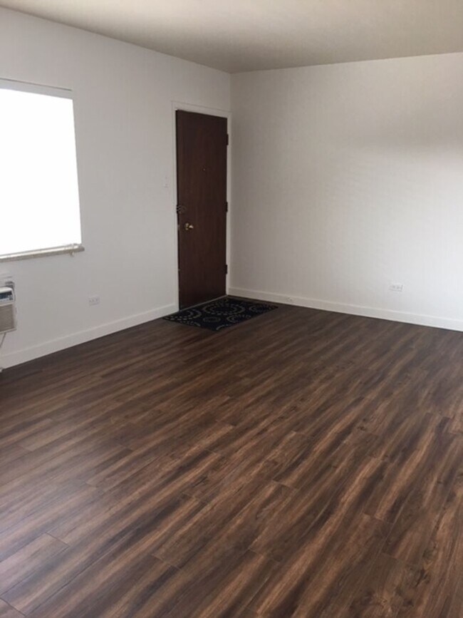 Building Photo - AMAZING LOCATION NEAR CAMPUS 2 Bed 1 Bath Condo-AVAILABLE NOW!