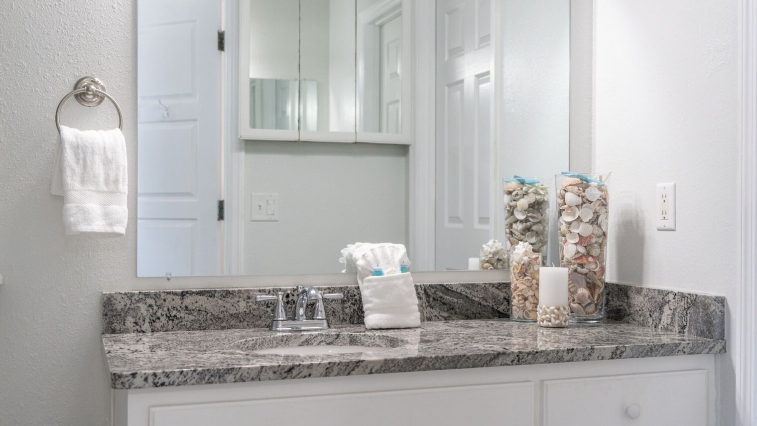 Building Photo - 5726 Beach Dr