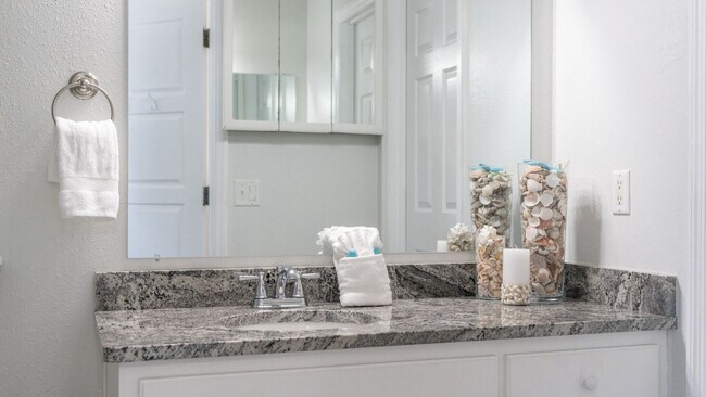 Building Photo - 5726 Beach Dr