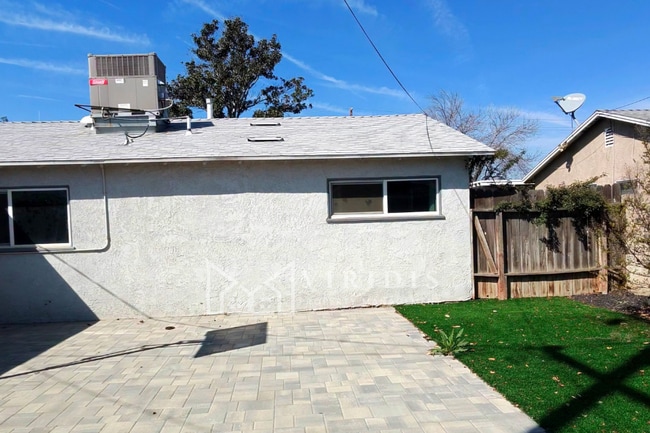 Building Photo - 2312 Castro Ln