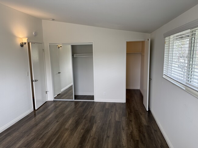 296 16th Place, Costa Mesa, Ca. 92627 Apt B - 296 16th Pl