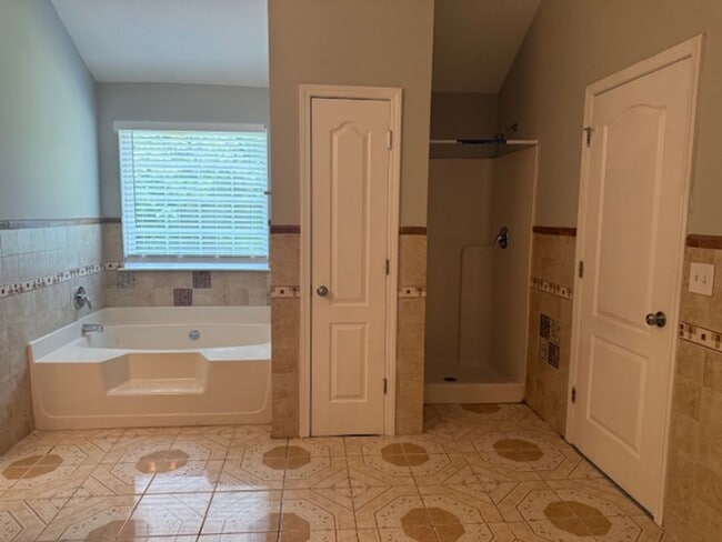 Building Photo - Beautifully Updated 5BR / 3 Bath Brick Fro...