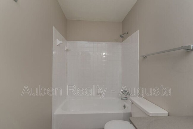 Building Photo - 1546 Hamilton Dr