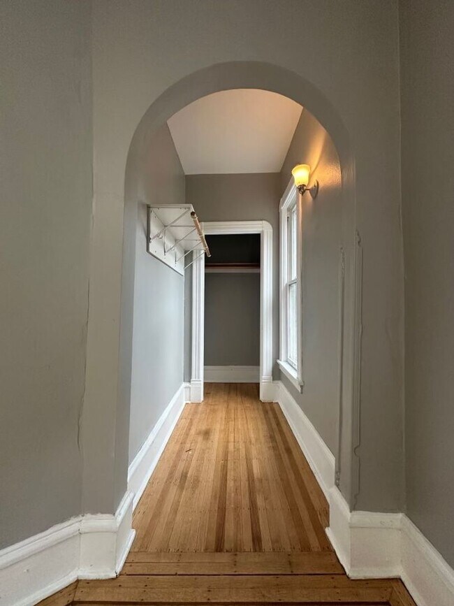 Building Photo - Beautiful 4 bedroom duplex!