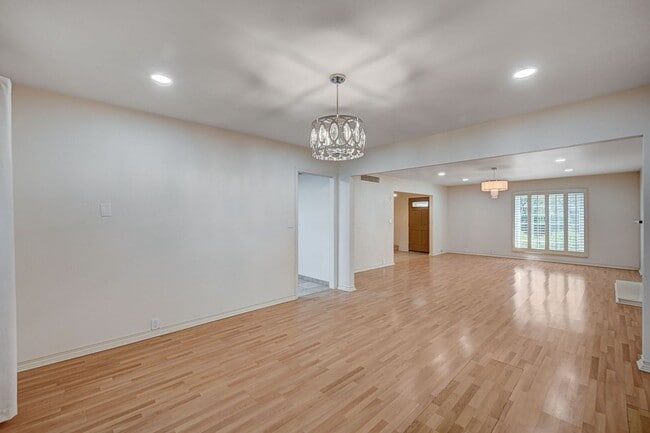 Building Photo - Beautiful 2 Bedroom Townhome in Guard-Gated Community – Prime Location!