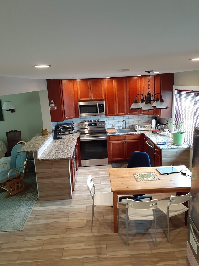 Kitchen with breakfast bar - 4 Kathleen Ct