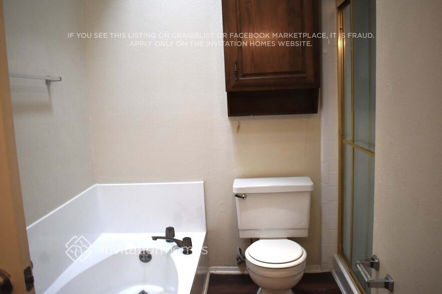 Building Photo - 828 Wood Glen