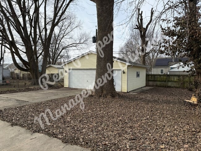 Building Photo - **Charming 2-Bed, 1-Bath Home with Retro Flair + Garage & Yard**