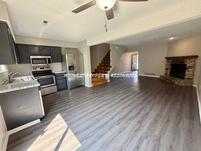 Building Photo - Beautiful 2 Bedroom Townhome with Updated ...