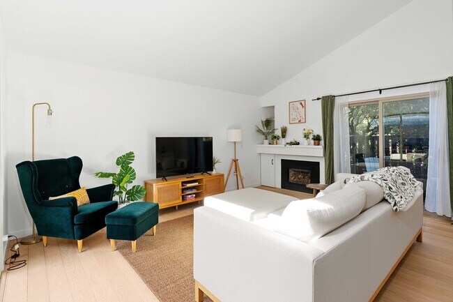 Building Photo - Spacious 2 Bed, 2 Bath Condo Near Downtown...