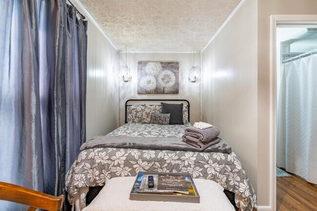 Building Photo - 714 E Jefferson St