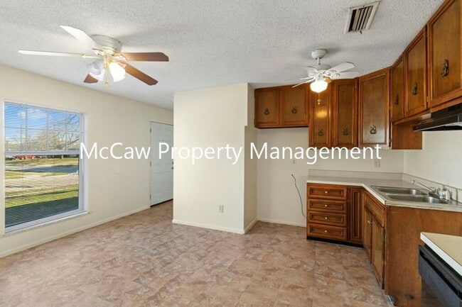 Building Photo - 2600 Bluebird Ln